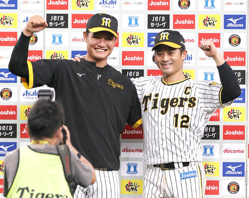 阪神対DeNA　ヒーローインタビュー後、笑顔で記念撮影する阪神西純（左）と坂本（撮影・上山淳一）