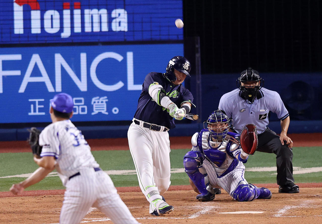 DeNA対ヤクルト　7回表ヤクルト2死、村上は右越えソロ本塁打を放つ（撮影・鈴木正人）
