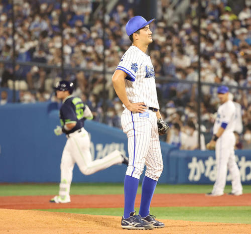 DeNA対ヤクルト　7回表ヤクルト1死、村上は右越えに2打席連続本塁打を放つ。手前は打たれた三上（撮影・丹羽敏通）