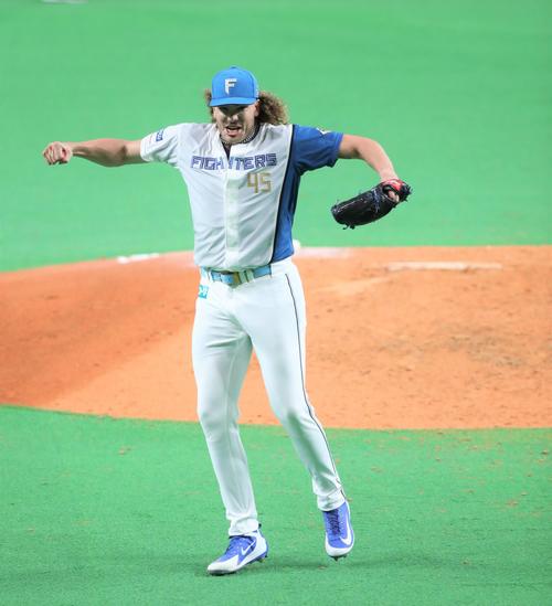 日本ハム対ソフトバンク　無安打無得点を達成し歓喜するポンセ（撮影・黒川智章）