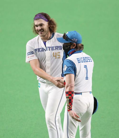 日本ハム対ソフトバンク　無安打無得点を達成したポンセは出迎えの新庄監督と握手する（撮影・黒川智章）