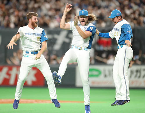 日本ハム対ソフトバンク　ノーヒットノーランを達成したポンセ（中央）はグラブを投げる（撮影・佐藤翔太）