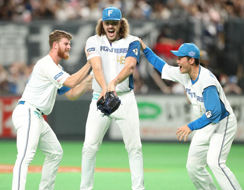日本ハム対ソフトバンク　ノーヒットノーランを達成したポンセ（中央）はグラブを投げる（撮影・佐藤翔太）
