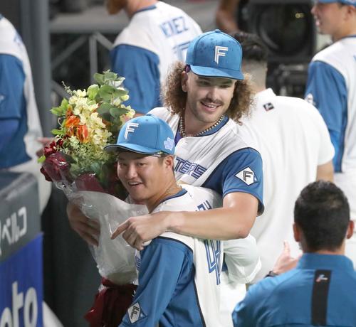 日本ハム対ソフトバンク　試合後、佐藤と話すポンセ（撮影・黒川智章）