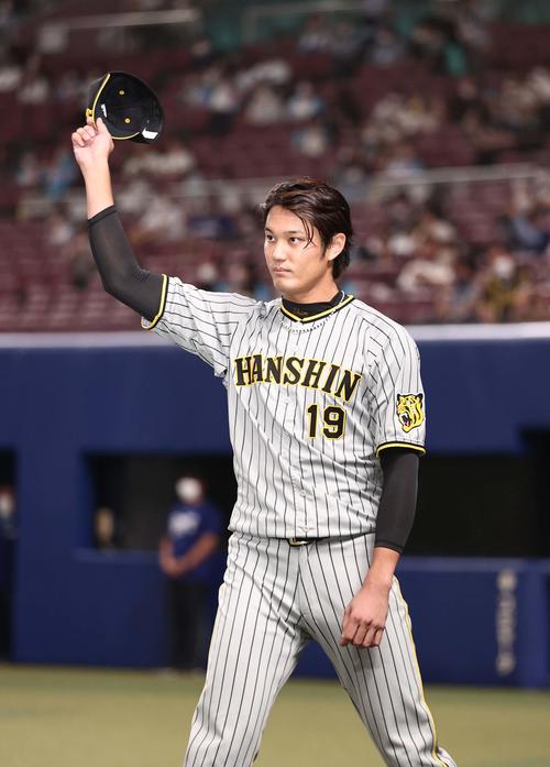 中日対阪神　ヒーローインタビューを受ける藤浪はファンの拍手に帽子をあげて応える（撮影・上田博志）