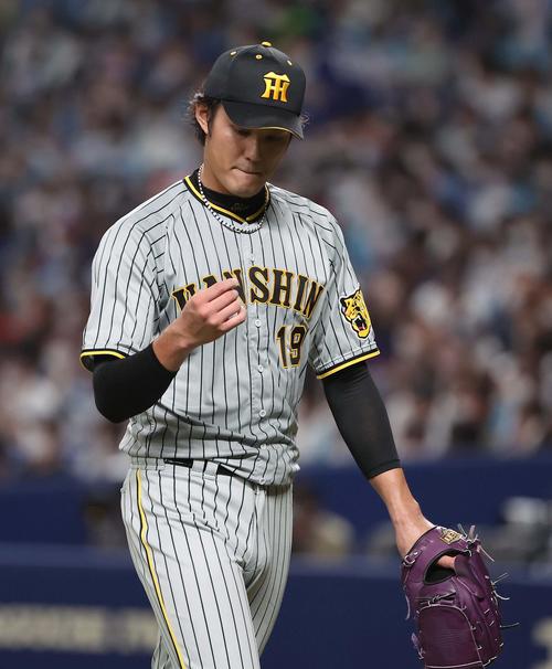中日対阪神　指を気にする藤浪（撮影・上田博志）