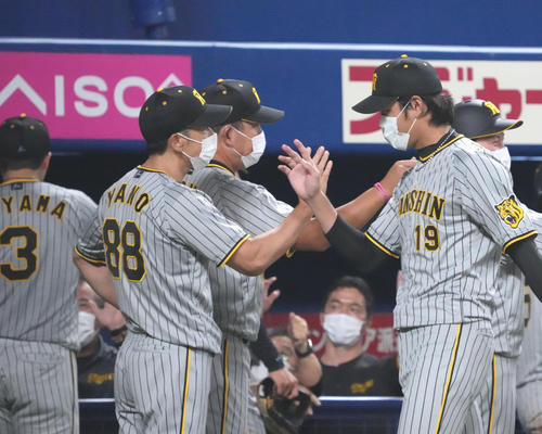 試合終了、矢野監督とタッチを交わす藤浪（撮影・森本幸一）