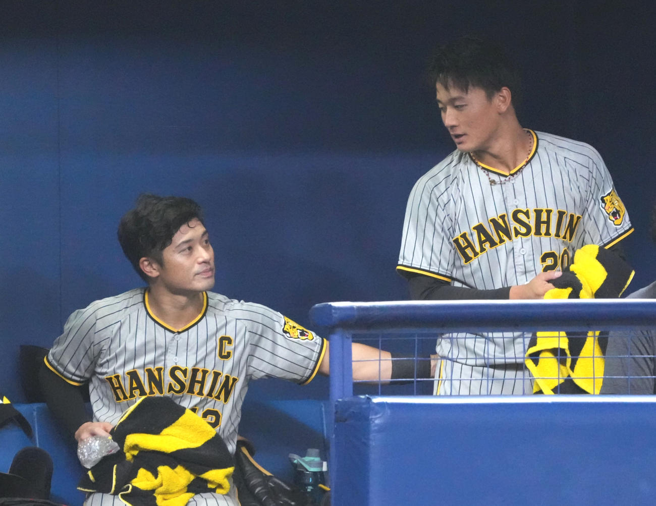 6回裏中日攻撃終了、ベンチに戻り坂本から声をかけられる森木（右）（撮影・森本幸一）