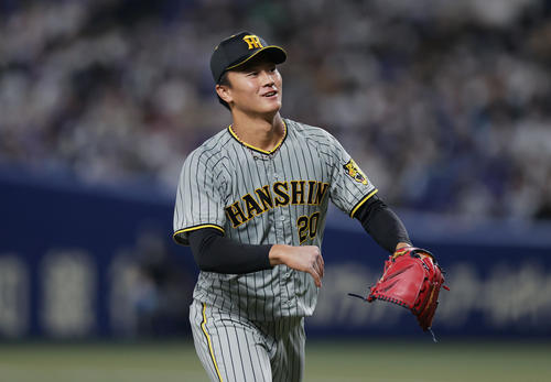 中日対阪神　5回裏中日2死、大野奨を空振り三振に仕留め、笑顔でベンチへ戻る森木（撮影・前田充）