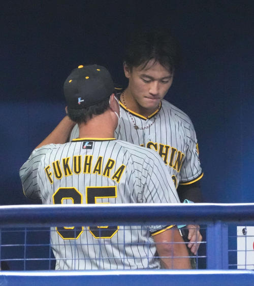 6回裏中日攻撃終了、ベンチに戻り福原投手コーチから声をかけられる森木（右）（撮影・森本幸一）