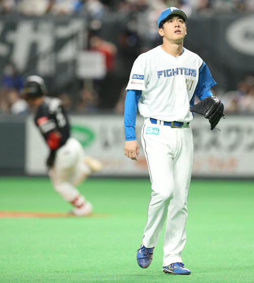 日本ハム対ソフトバンク　7回表ソフトバンク1死満塁、今宮（左後方）に適時二塁打を打たれる北山（撮影・佐藤翔太）
