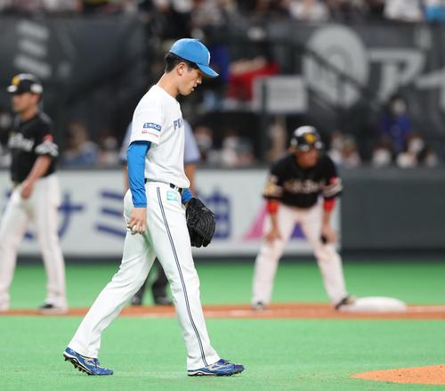 日本ハム対ソフトバンク　7回表ソフトバンク1死満塁、今宮に左越え2点適時二塁打を浴びる北山（撮影・黒川智章）
