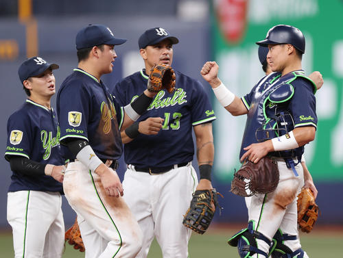 巨人対ヤクルト　試合後、喜びを分かち合う中村（右）、村上（左）らヤクルトナイン（撮影・狩俣裕三）