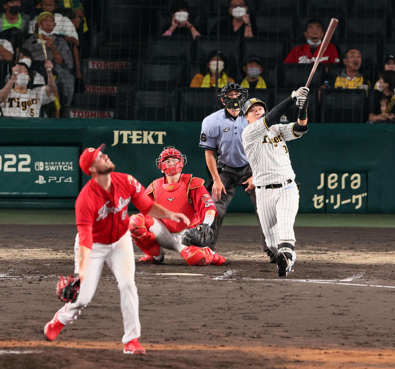 阪神対広島　8回裏阪神2死、大山は左越えソロ本塁打を放つ、投手はターリー（撮影・加藤哉）