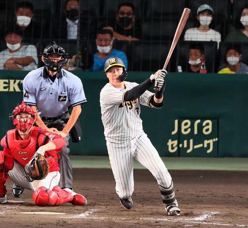 阪神対広島　4回裏阪神1死一、二塁、大山は左中間をやぶる適時二塁打を放つ（撮影・加藤哉）