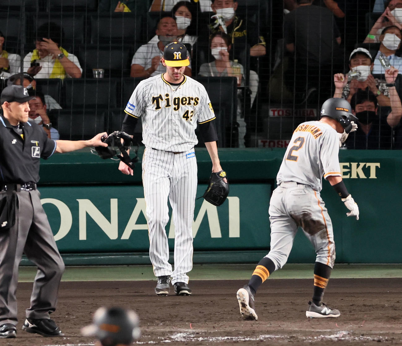 阪神対巨人　9回表巨人2死一、二塁、ケラーは代打中島に左前同点適時打を浴びる（撮影・加藤哉）