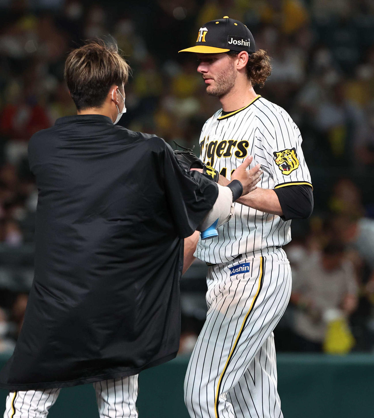 阪神対巨人　9回、同点打を浴びたケラー（右）は西勇の出迎えを受ける（撮影・上田博志）