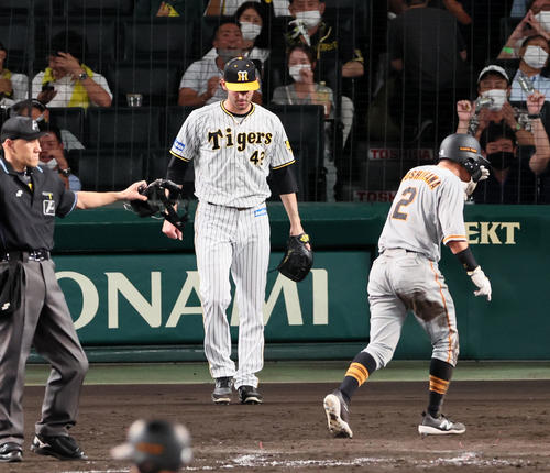 阪神対巨人　9回表巨人2死一、二塁、ケラーは代打中島に左前同点適時打を浴びる（撮影・加藤哉）