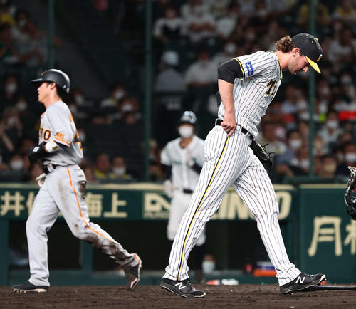 阪神対巨人　9回表巨人無死一、三塁、若林の犠飛で重信（左）の生還を許したケラー（撮影・上田博志）