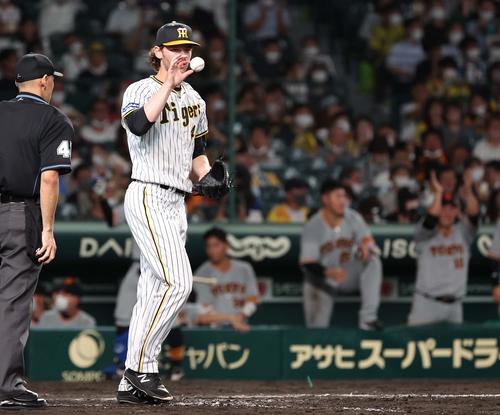 阪神対巨人　9回表巨人2死一、二塁、中島に同点打を許したケラー（撮影・上田博志）