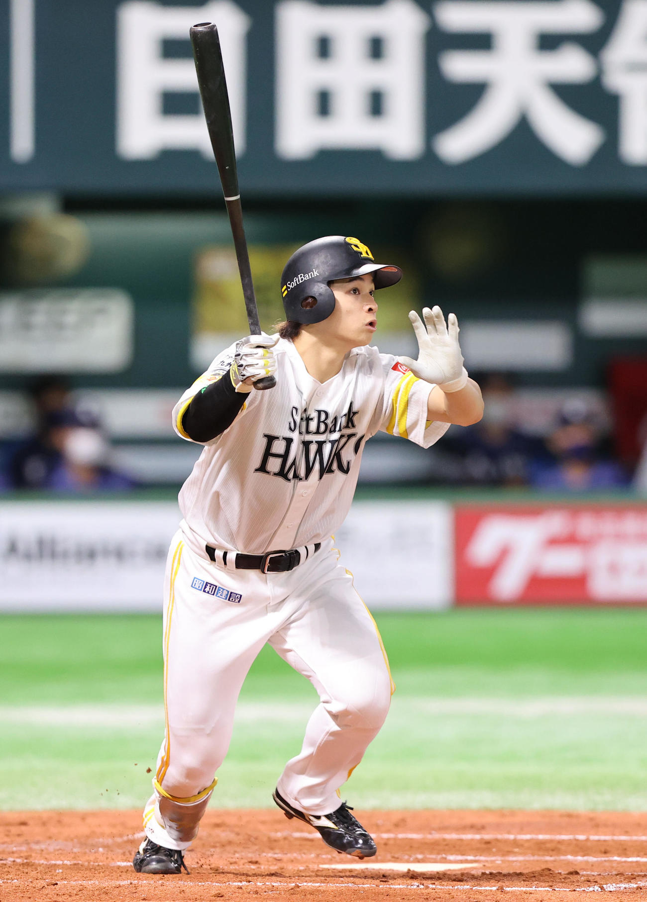 ソフトバンク対西武　2回裏ソフトバンク2死、谷川原健太は右越え二塁打を放つ（撮影・梅根麻紀）