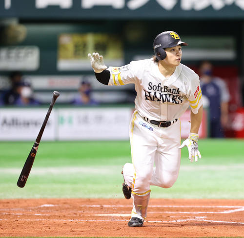 ソフトバンク対西武　2回裏ソフトバンク2死、谷川原は右越え二塁打を放つ（撮影・梅根麻紀）