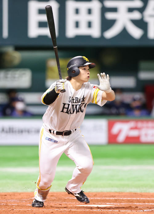 ソフトバンク対西武　2回裏ソフトバンク2死、谷川原健太は右越え二塁打を放つ（撮影・梅根麻紀）