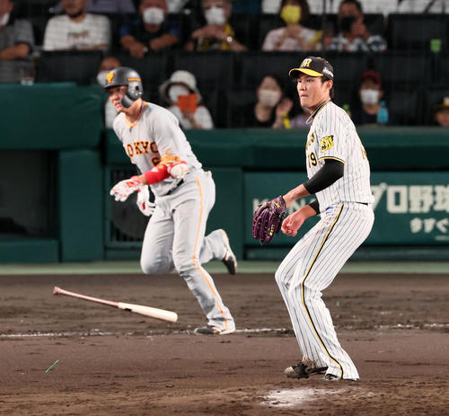 阪神対巨人　3回表巨人2死二塁、藤浪は坂本に右前適時打を許す（撮影・加藤哉）