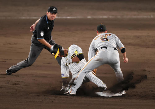 阪神対巨人　9回裏阪神2死一塁、代走江越（中央）は二盗を決める。右は遊撃手坂本（撮影・上山淳一）