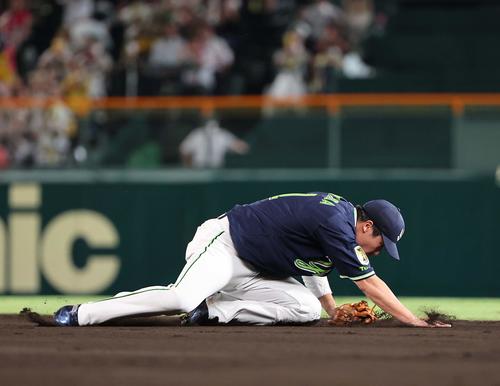 阪神対ヤクルト　7回裏阪神2死二塁、山田はマルテの打球を捕れず同点適時打を許す（撮影・上田博志）