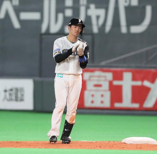 日本ハム対オリックス　2回裏日本ハム2死二、三塁、右前適時打を放ち手をたたく谷内（撮影・黒川智章）