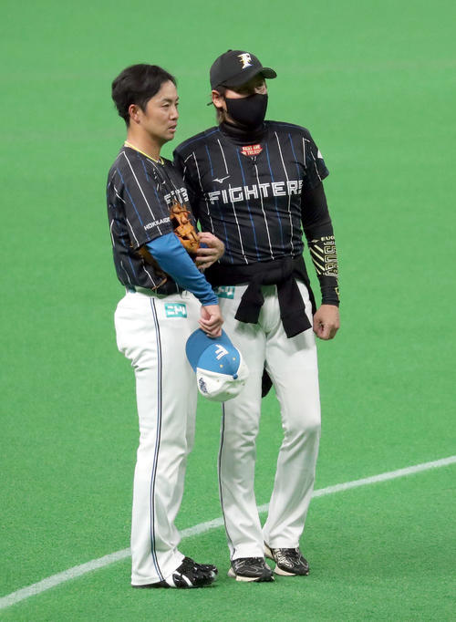 日本ハム対オリックス　試合前、会話する谷内（左）と新庄監督（撮影・佐藤翔太）
