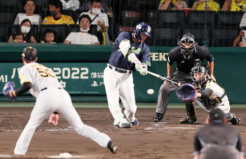 阪神対ヤクルト　4回表ヤクルト1死一、三塁、村上は右前適時打を放つ。投手は青柳（撮影・加藤哉）
