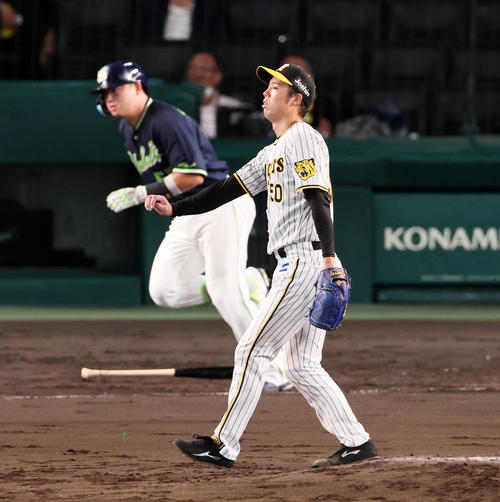 阪神対ヤクルト　4回表ヤクルト1死一、三塁、青柳は村上に右前適時打を打たれ失点（撮影・加藤哉）