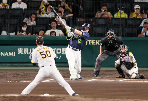 阪神対ヤクルト　6回表ヤクルト無死、村上は中越えソロ本塁打を放つ。投手は青柳（撮影・加藤哉）