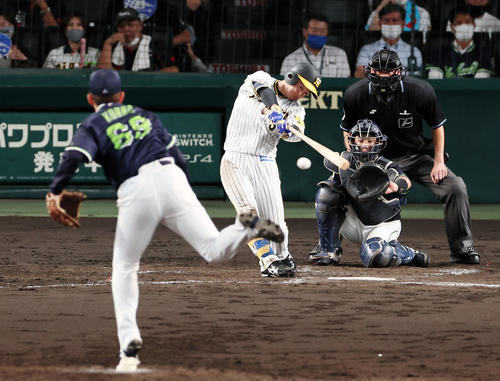 阪神対ヤクルト　4回裏阪神2死満塁、近本は右に走者一掃の適時三塁打を放つ。投手は今野（撮影・加藤哉）