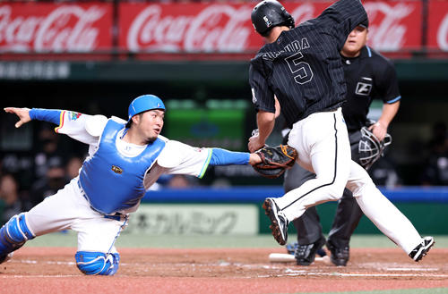 西武対ロッテ　5回表ロッテ2死一、二塁、茶谷の中前打で二塁走者安田（右）は一気に本塁を突くも相手好返球でアウトになる。捕手柘植（撮影・浅見桂子）