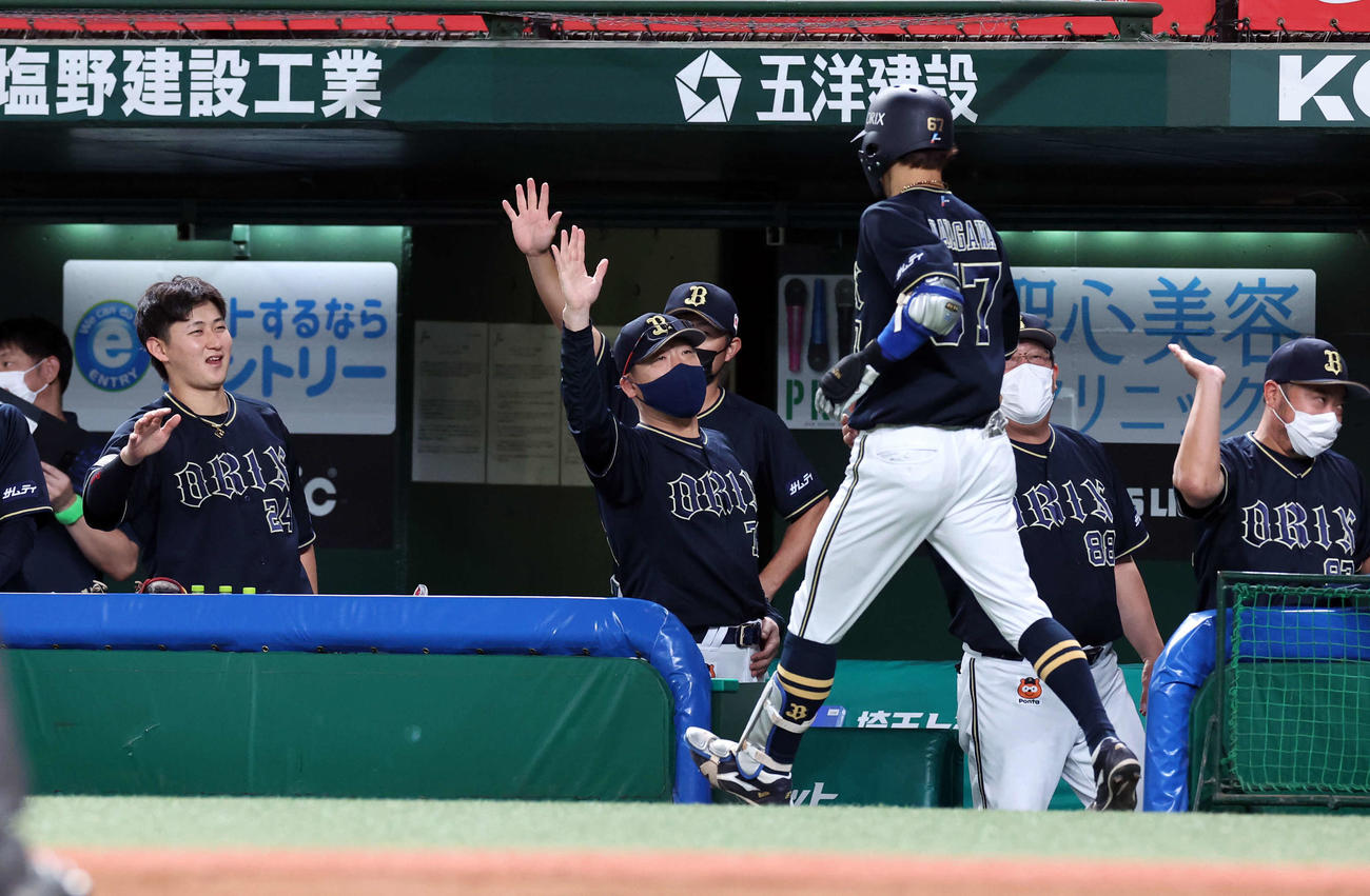 西武対オリックス　4回表オリックス無死、中川圭（手前右）が中越え先制本塁打を放ち、ハイタッチで迎える中嶋監督（中央）（撮影・浅見桂子）