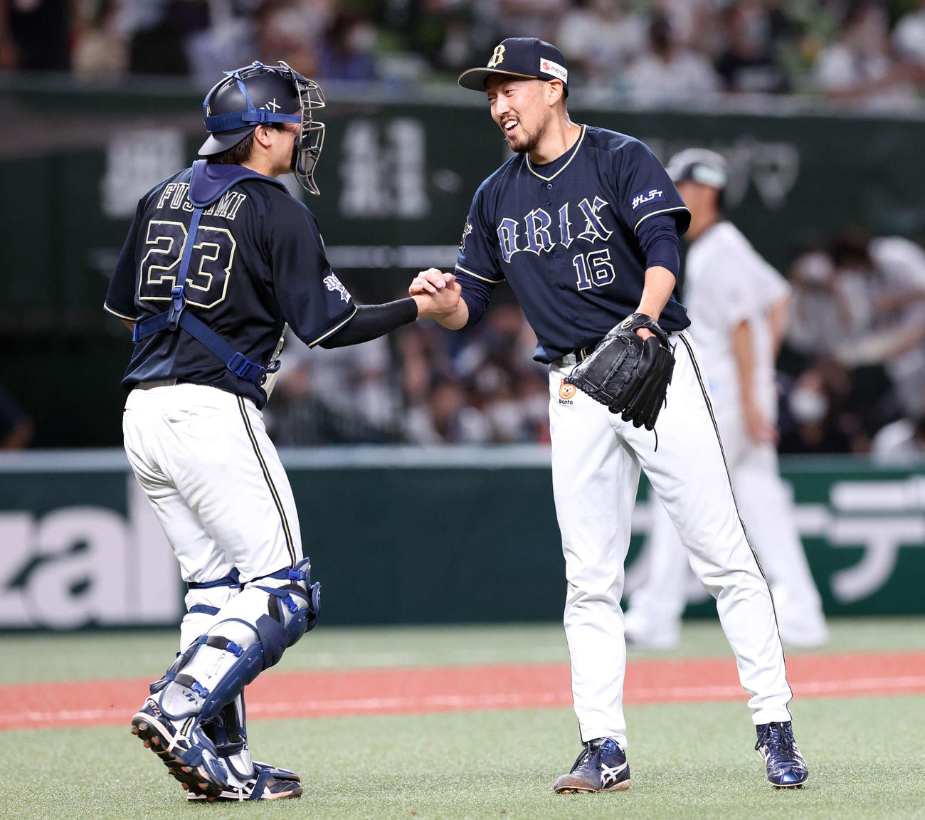 西武対オリックス　9回裏西武の攻撃を抑えた平野佳（右）は笑顔で伏見と握手（撮影・浅見桂子）