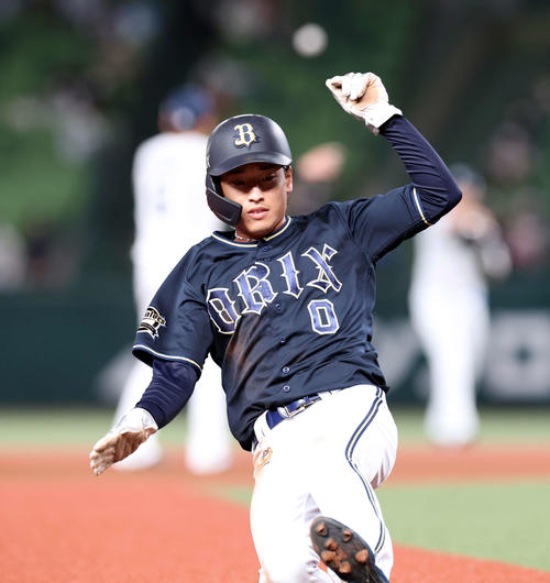 西武対オリックス　1回表オリックス1死二塁、中川圭の右飛で三塁進塁する渡部（撮影・浅見桂子）