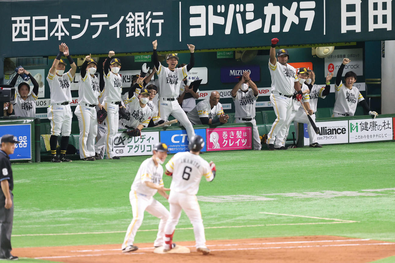ソフトバンク対西武　3回裏ソフトバンク1死二、三塁、今宮の2点中前適時打で大盛り上がりのナイン（撮影・梅根麻紀）