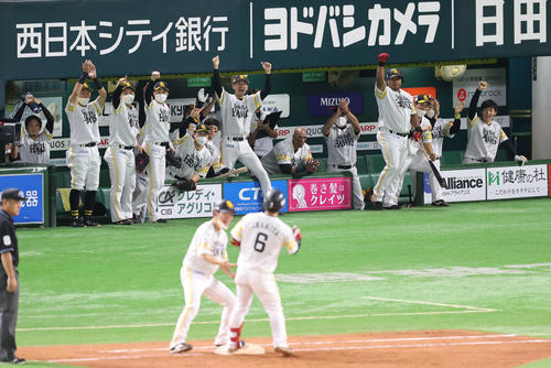 ソフトバンク対西武　3回裏ソフトバンク1死二、三塁、今宮の2点中前適時打で大盛り上がりのナイン（撮影・梅根麻紀）