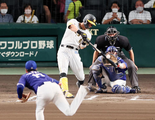 阪神対中日　6回裏阪神無死一塁、佐藤輝は左前打を放つ。投手は柳（撮影・加藤哉）