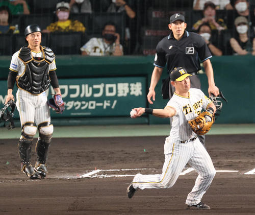 阪神対広島　6回表広島無死一、二塁、一塁手原口（右）は小園のバントを処理し三塁に送球するがフィルダースチョイスしてしまう（撮影・上山淳一）