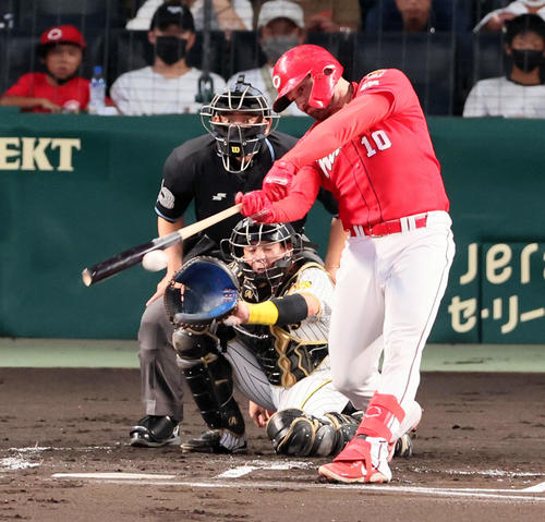 阪神対広島　1回表広島1死一、二塁、マクブルームは左へ適時二塁打を放つ（撮影・加藤哉）