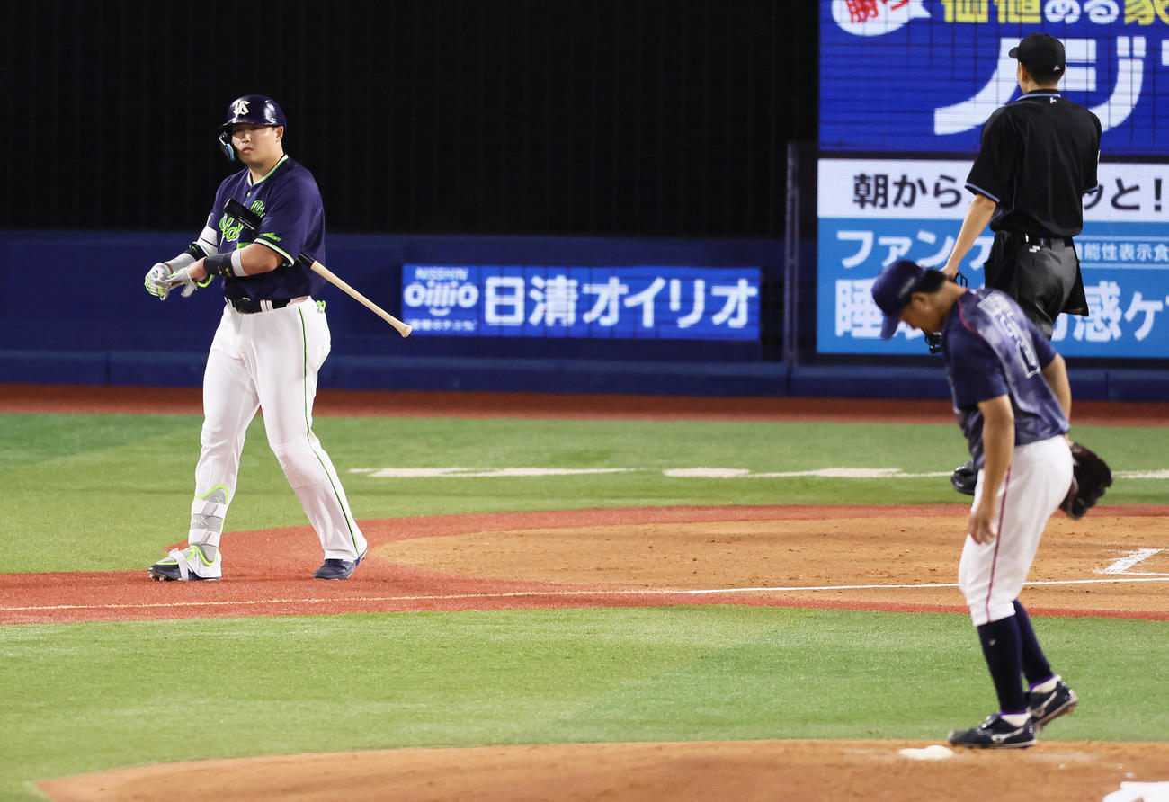 12日DeNA戦で申告敬遠される村上宗隆（左）。投手今永
