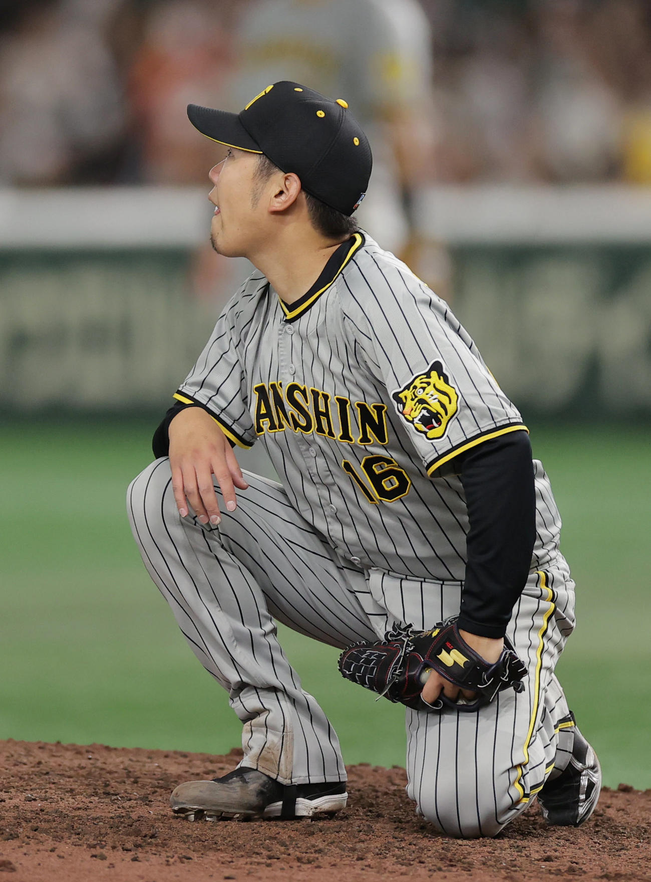 巨人対阪神　6回裏巨人1死、中田に勝ち越しの中越え本塁打を浴びる西勇（撮影・前田充）