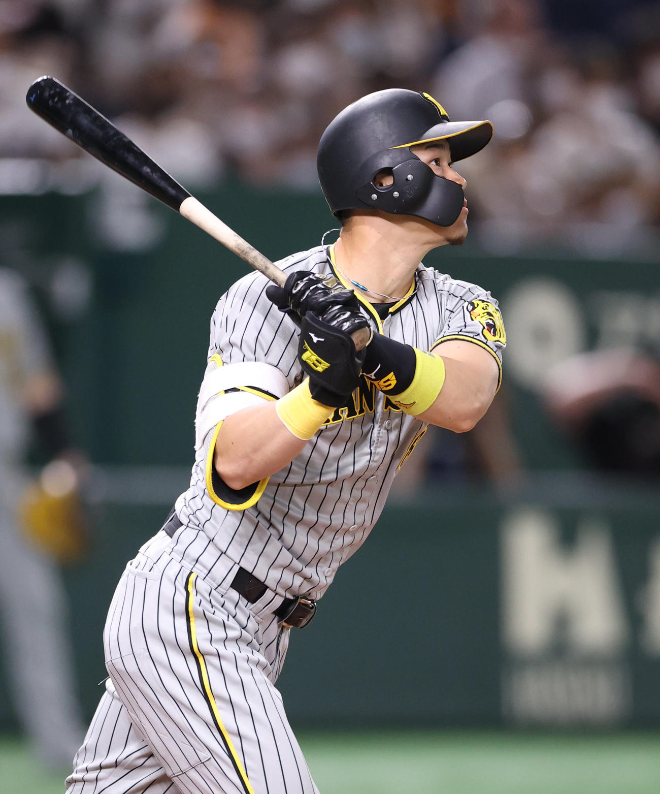 巨人対阪神　2回表阪神2死、先制ソロ本塁打を放つ佐藤輝（撮影・狩俣裕三）