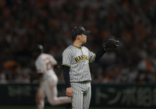 巨人対阪神　6回裏巨人2死、ポランコ（左）に右越え本塁打を浴びる西勇（撮影・前田充）