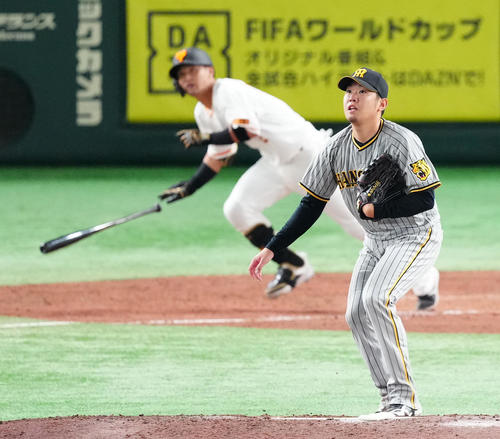 巨人対阪神　5回裏巨人2死三塁、吉川（後方）に同点適時二塁打を浴びる西勇（撮影・江口和貴）